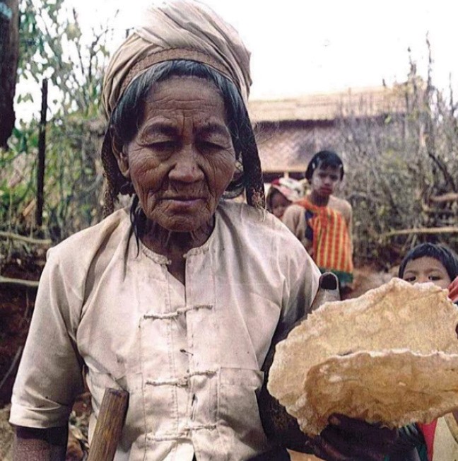 Paysanne birmanne présentant une galette à base du maïs Bagan
