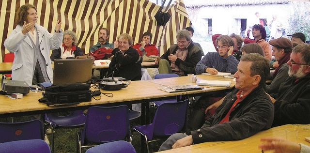Véronique Chable donnant une conférence au Change (24) en 2009 lors des portes ouvertes annuelles de la Maison de la Semence paysane Grandes Cultures