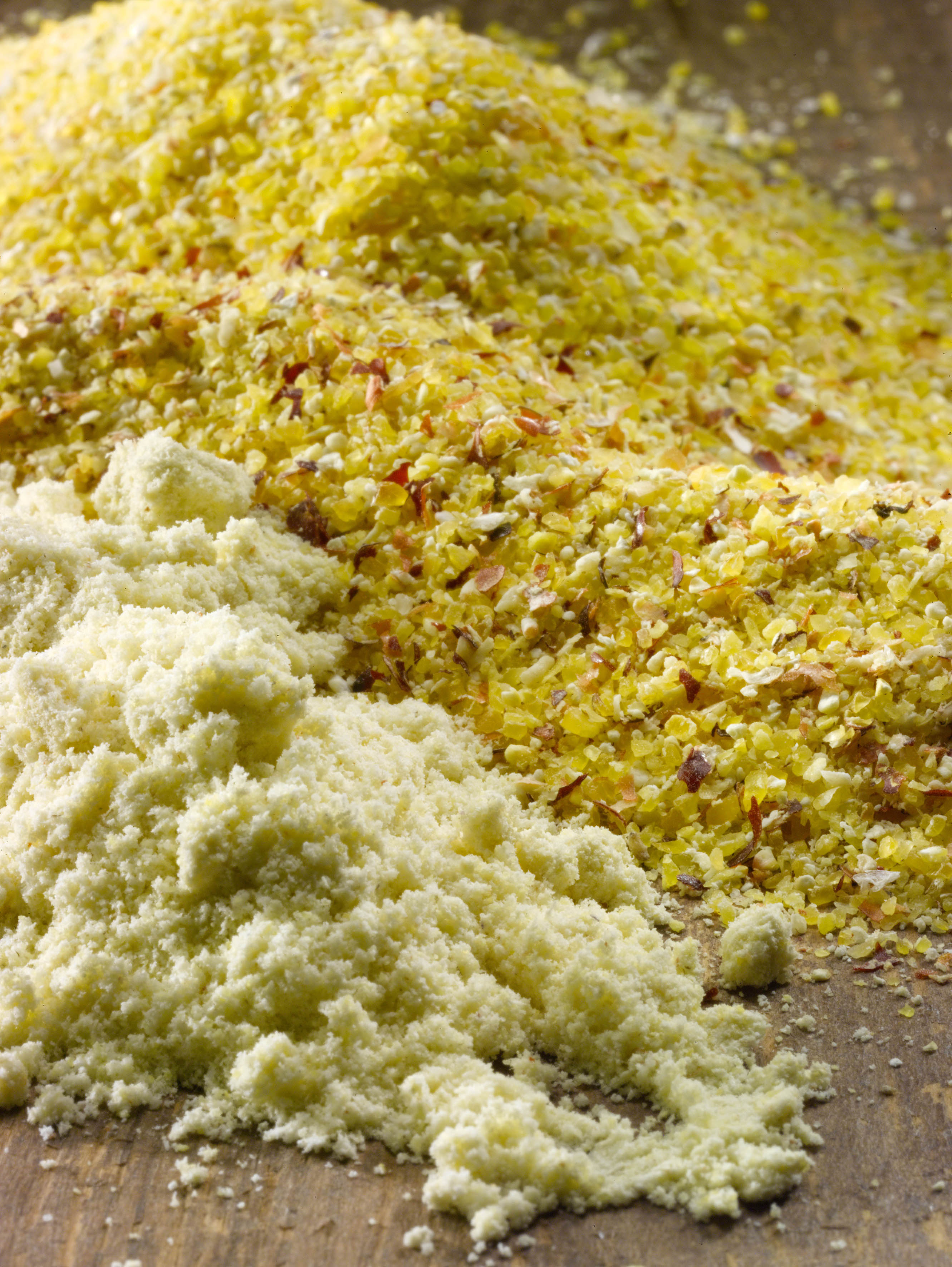 La farine et la polenta sont les deux produits issus du passage du grain de maïs au moulin. La polenta est une mouture à la granulométrie grossière, riche en protéines et de couleur variable allant du blanc cassé à l'orange vif selon les variétés. La farine est de mouture plus fine, blanche à jaune pâle